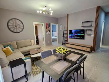 QERA Apartament 2+1 Me 2 Tualete Dhe Verande  Prane Kopeshtit Botanik 