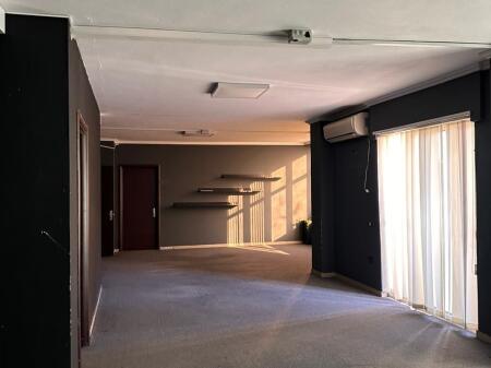 UFFICIO IN AFFITTO 585 M2 VIA KAVAJES 6.000 EURO