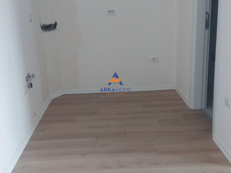 AFFITTASI APPARTAMENTO 2+1+BALCONE "RRUGA BARIKADA" 50000 LEKE