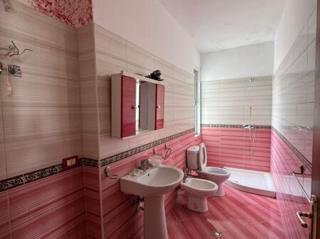Shitet Apartament 2+1 (prane shkolles”Marie Kaculini”)