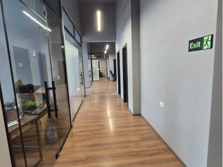 Locale ufficio premium in affitto nella zona Ali Demi. Ultimo piano