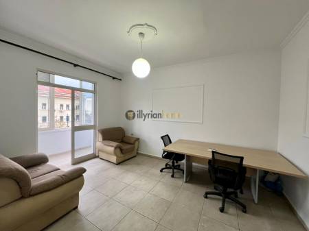 Jepet me Qira Apartament 2+1, “Bulevardi Zogu i Parë”, Tiranë