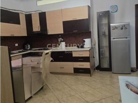 Shitet Apartament 1+1 i konvertuar ne 2+1 ne Selite!!!