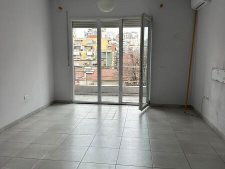 Apartament 1+1 per zyra dhe banim, Pazari I Ri, afer Lincoln Center