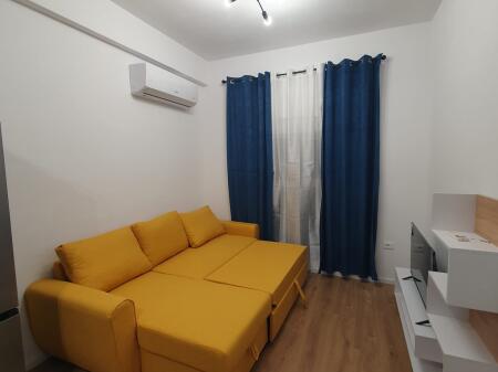Ne zonen e Ali Demit,Rezidenca Kadiu jepet me qera apartament ,1+1,i sapo mobiluar.450Euro   