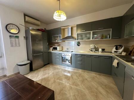 shitet apartament 3+1+2+Verande pallatet Cabej 195000 euro