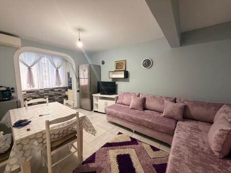 Jepet me qira apartament 2+1 përballë Pallatit të Sportit.