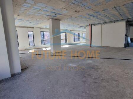 Affitto, Locale+2 Posti Auto, Via Hoxha Tahsim