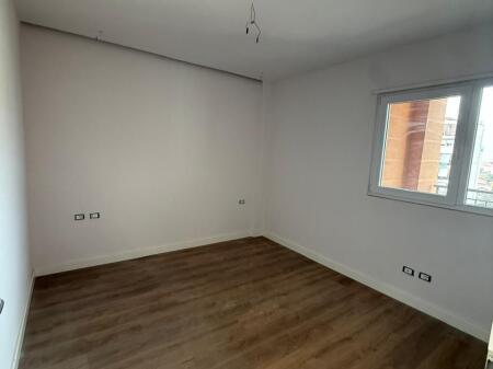 SHKOLLA E KUQE  vendiamo appartamento con garage 2+1+2