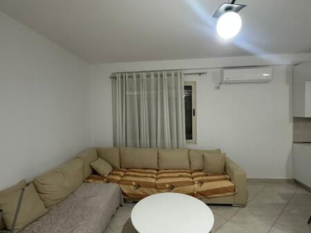  Vendesi appartamento 2+1+2  Complesso Tom Doshi, Shkozë   Possibilità di acquisto con credito  Superficie: 105.5 m²  2° piano abitabile, con ascensore  Arredato, pronto per abitare  Con ipoteca  Prezzo: 137 milioni lek   