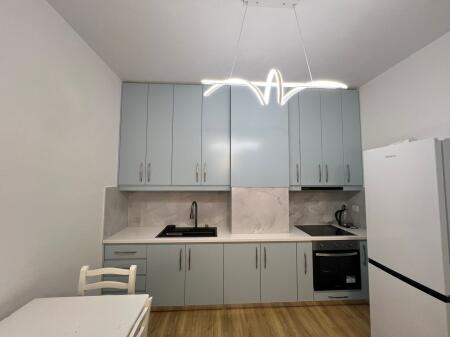 Appartamento 1+1 in affitto Ex Campo di Aviazione  Complesso Grand Park Residence Completamente arredato  Palazzo nuovo, ben gestito, con 2 ascensori  Prezzo: 60.000 Leke/Mese  
