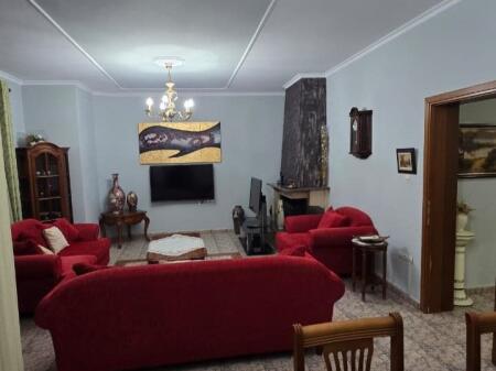 Jepet apartament 3+1 me qira , tek Rruga Todi Shkurti , Qyteti I Studentit .