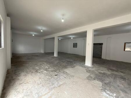 Magazzini 300m2 & 320m2 cortile in affitto