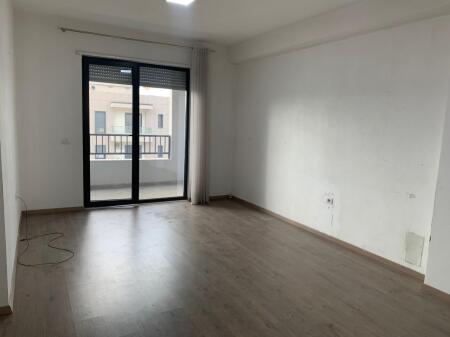 Spazio ufficio in affitto vicino a UET a Porcelan.