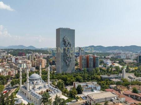 Affittasi locale con facciata dalla strada a Downtown one, Via Elbasan!
