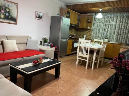 Apartament 2+1 ne shitje, Bllok, prane Gjimnazit Petro Nini