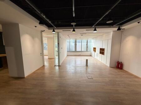 Locale commerciale in affitto 85 m², Via Elbasanit, vicino al Mulino! Ideale per cliniche, uffici, ecc.
