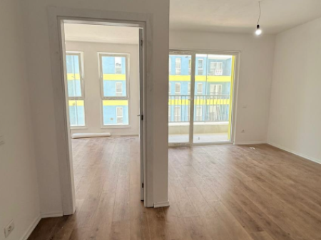  APPARTAMENTO IN VENDITA 1+1 – UNIVERS CITY   Appartamento situato in Univers City, un complesso moderno molto richiesto per abitazione e investimento.   Piano: 3  Superficie: 59,77 m²   Dettagli aggiuntivi:  Investimento extra effettuato dal proprietario  Planimetria funzionale  Illuminazione naturale e ambienti confortevoli   Prezzo: 7.600.000 Lek  Prezzo con posto auto: 8.500.000 Lek   Ideale per abitare o investire con ritorno sicuro.   Per maggiori informazioni o per una visita alla proprietà:  WhatsApp & Cellulare