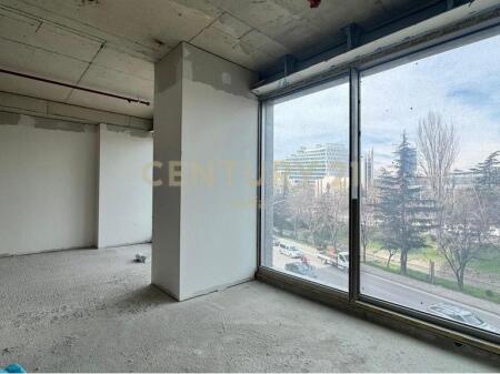 Locale con facciata in affitto dalla strada vicino a Downtown one, Via Elbasanit!