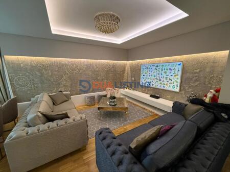 Appartamento 3+1+2 in vendita in Via Elbasanit!