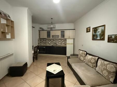 Jepet me qira – Apartament 1+1  Porcelan, Rruga Xhanfize Keko
