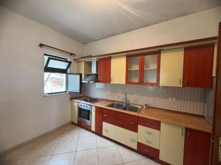 Jepet me Qira Shtëpi Private 3+1 - 400 i diskutueshëm – Astir, pranë Santanës!!