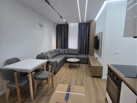 JEPET ME QIRA APARTAMENT 2+1 + PARKIM   Ali Demi – Kadiu Apartament 2+1, i mobiluar, me vend parkimi.   Çmimi: 650 € / muaj (me parkim)   Kontaktoni për më shumë informacion.