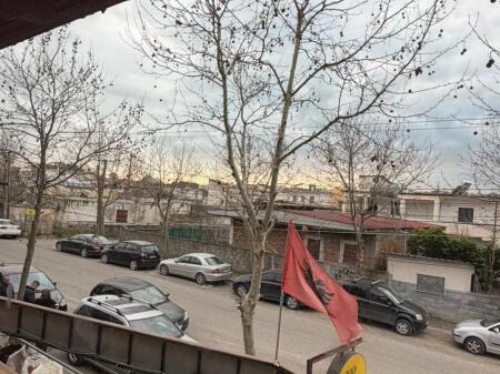 Locale commerciale in affitto situato nell'ospedale accanto alla strada principale Petrit Llaftiu