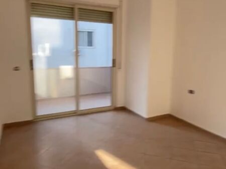 2+1,i pa mobiluar te hotel radison liqeni i thate,cmim 225 mije euro