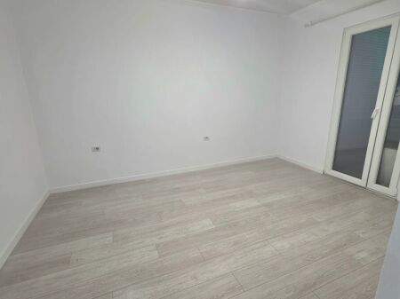 Tirane, apartment for rent 3+1+Balcony 2nd Floor, 92 m² 700 € (Kavajes Street) 
