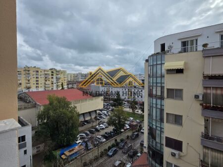VENDESI APPARTAMENTO 2+1+2 NEL CENTRO DI DURRËS!