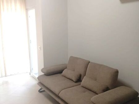 Jepet me Qera Apartament 1+1 ne 5 Maj,pas Concordit