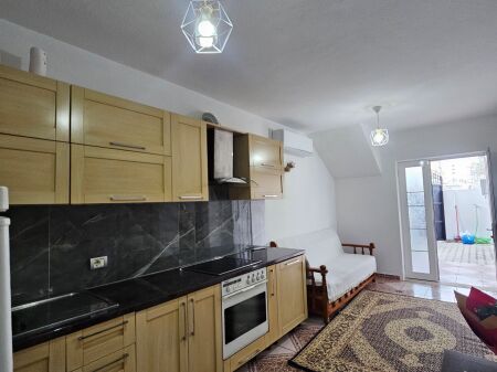  Casa privata: 1+1+cucina separata (400 euro/ mese)*  *Jordan Misja - tra Don Boskos & Blv te Ri* - completamente arredata  -Sup Totale: 70 m2