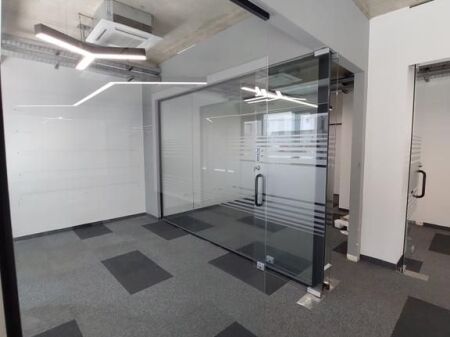 Locale commerciale in affitto 363 m² (300 m² netti) – Rruga e Kosovarëve, Tirana.