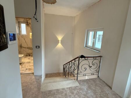 VILLA IN AFFITTO 2 PIANI VIA KAVAJES 2.000 EURO