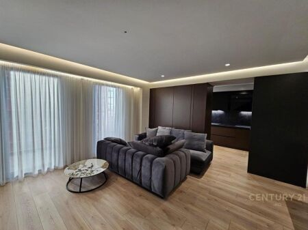 In vendita duplex moderno 2+1+2 nel prestigioso complesso Tirana Garden Building