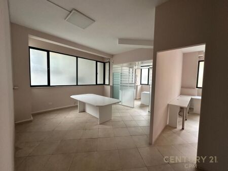 Ufficio in Affitto in 21 Dhjetori. 1.000 € /Mese