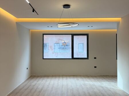 VENDESI APPARTAMENTO 2+1+BALCONE "NEL COMPLESSO XIBRAK, STRADA DI ELBASAN" 258000 EURO