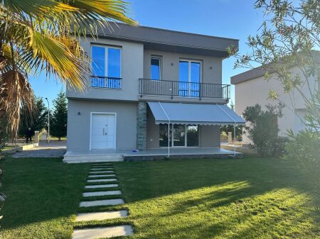 Villa in Vendita Vicino alla Baia di Lalëz