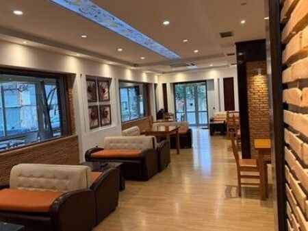Locale Commerciale in Affitto – Fresk, Via Muhamet Deliu