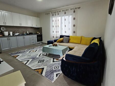Vendiamo casa a 2 piani in via Njazi Meka, vicino al Bar Palma!