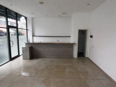 NEGOZIO IN AFFITTO 41M2 "A ZOG TE ZI" 70.000 LEKE