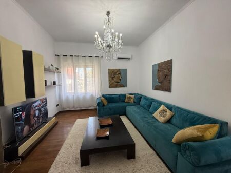 Rruga Barrikadave,jepet me qera apartament ,2+1+2,i mobiluar.1,200Euro