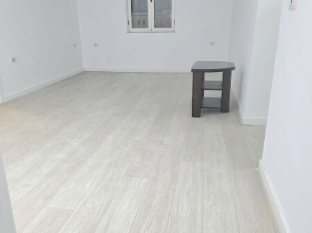  Locale per ufficio / attività in affitto   Via Kavaja, lato strada  Di fronte a Square 21   2° piano, sopra i negozi  Superficie: 92 m²   Adatto per: Ufficio economista, ufficio servizi, estetica, dentista, clinica, ecc.   Prezzo: 700 € / mese   Contatta per maggiori informazioni