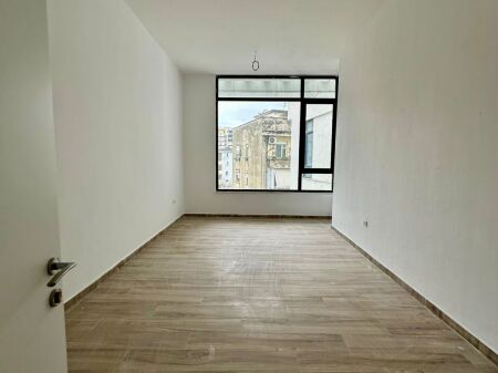 LOCALE UFFICIO IN AFFITTO  Vicino al Caffè "Flora", Centro Tirana     Nuova Costruzione  🪜 1° Piano (Con Ascensore)   Superficie 37 m2    Prezzo 600 Euro