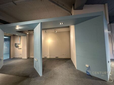 Locale per ufficio in affitto al Condor Center, Via Kavajes!
