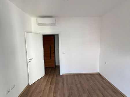 In affitto 1+1 Indirizzo: Zogu i zi  2° piano  Spazio ufficio vuoto in affitto  Superficie 60 m2  Prezzo 600 mila lek