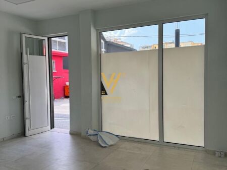 AFFITTASI NEGOZIO 33 M2 A KOMUNA E PARISIT 50.000 LEKE