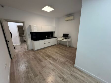 Locale per ufficio in affitto  Indirizzo: Komuna Parisit  kika 2  Piano 1  11 stanze tutte con aria condizionata  3 bagni  100 m2 veranda  Sistema di telecamere  Superficie 270 m 2  Prezzo 4000€ netto
