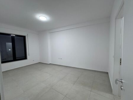 Affittasi appartamento 2+1  Indirizzo: Stazione del treno Lura  Piano 4  Affittasi vuoto per uffici  Posto auto 1  Prezzo 700€